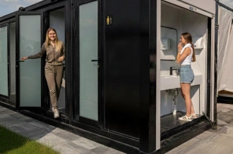 Saubere moderne Sanitäranlagen, die laufend gereinigt werden. 