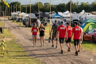 Nur 900 Meter vom Haupteingang entfernt – ein gemütlicher Spaziergang auf dem Fuß- und Radweg – und in 10 Minuten erreichst du zu Fuß das Gelände des Red Bull Rings.