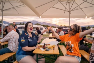 Genieße deine Zeit auf dem Campingplatz WEISS in Spielberg – perfektes Campingvergnügen bei der F1 und MotoGP am Red Bull Ring.