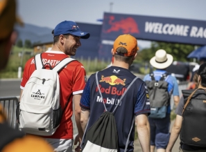 Vzdálenosti a doby chůze od kempu Schitterhof Camping Weiss k tribúnám Red Bull Ring
