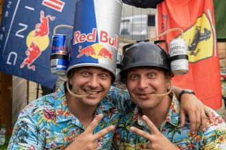 Fröhliche Stimmung. Gemeinsam Spaß haben. Nette Menschen kennenlernen. 