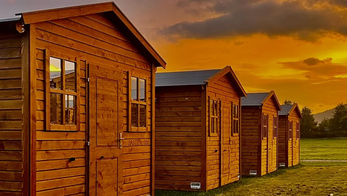 Glamping-Chalet aus Holz am Campingplatz Spielberg – feste Chalets in Abendstimmung, 4 Schlafplätze, eigene VIP-Bäder
